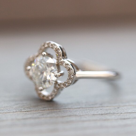 S925 1ct Clear Moissanite Diamond Clover Style Engagement Ring Sterling Silver - Picture 2 of 5